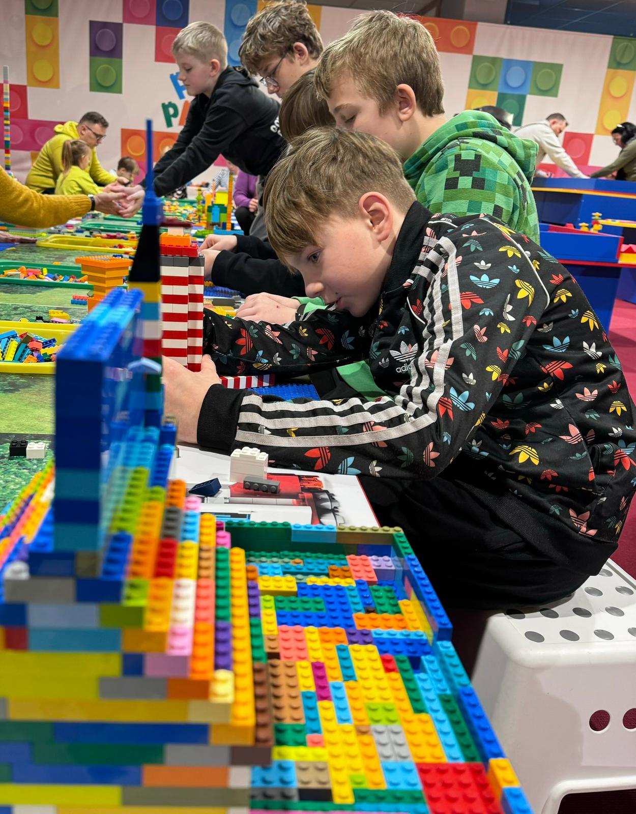 Dzieci układające LEGO