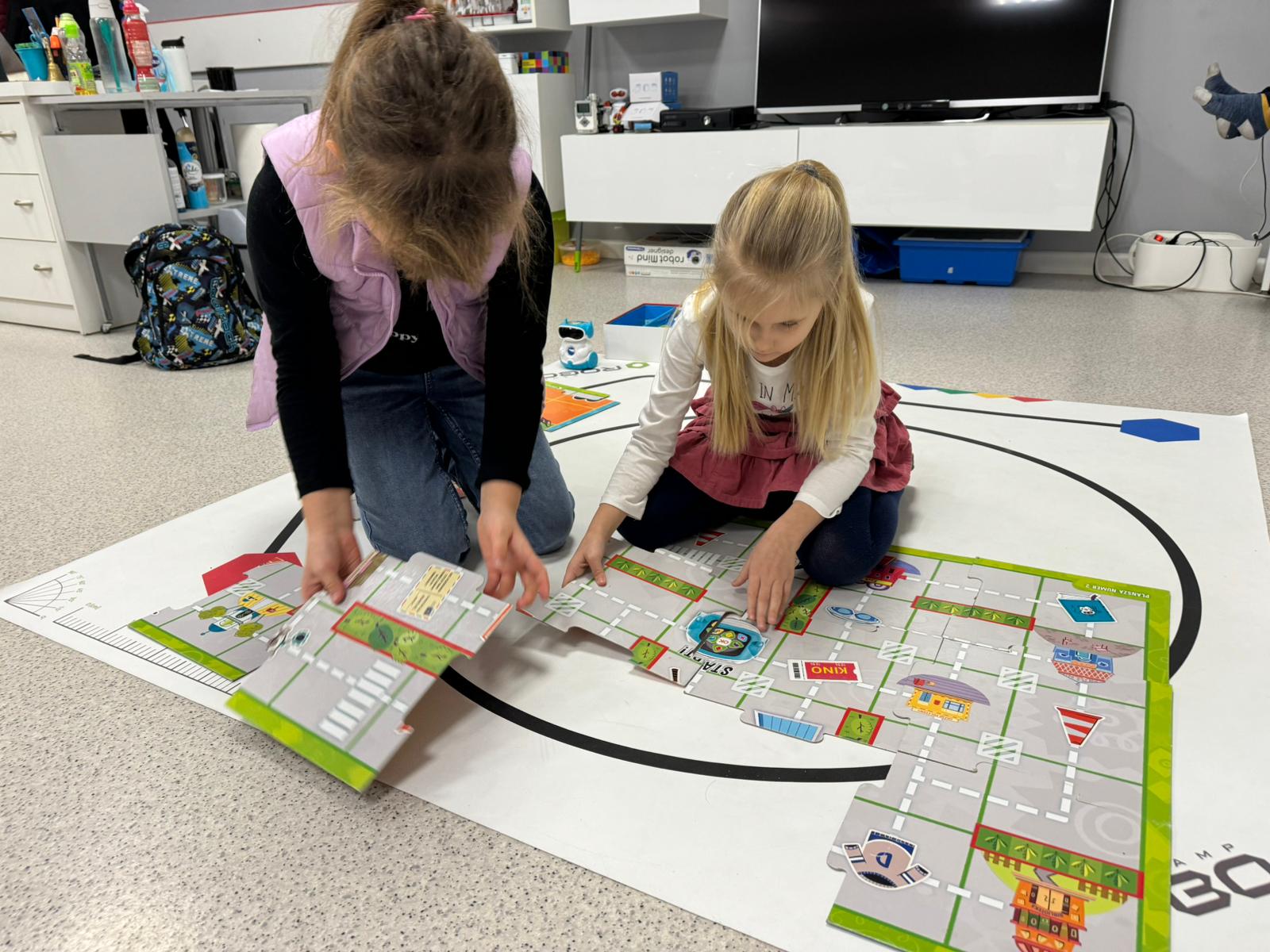 Dzieci programujące robota